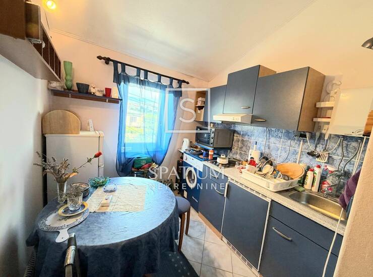 NOVI VINODOLSKI, APARTMAN S BALKONOM, NA DOBROJ LOKACIJI — fotografija 2
