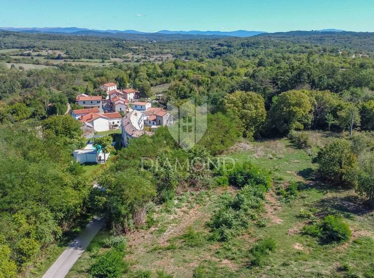 Buje, zemljište s važećom građevinskom dozvolom!