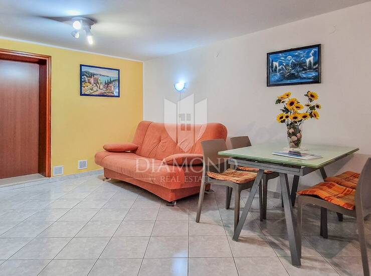 Novigrad, simpatičan stan u prizemlju blizu grada i mora! — fotografija 3