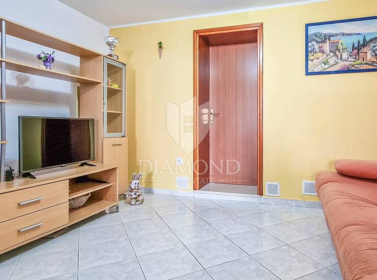 Novigrad, simpatičan stan u prizemlju blizu grada i mora! — fotografija 6