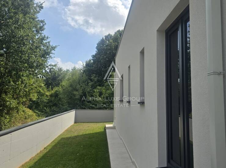 Mediteranska oaza u blizini Barbana: vila modernog dizajna s infinity bazenom o — fotografija 6