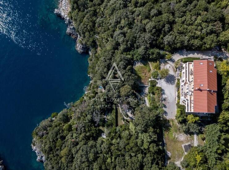 OPATIJA – Atraktivna investicija: Vila u prvom redu do mora s 6 apartmana