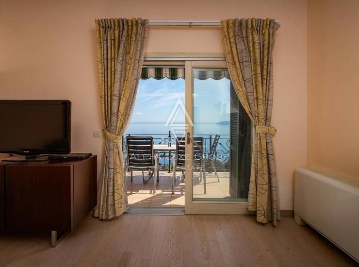 OPATIJA – Atraktivna investicija: Vila u prvom redu do mora s 6 apartmana — fotografija 6