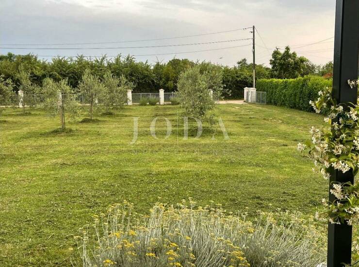 Atraktivno građevinsko zemljište 4.200m2 sa kućom,LOBORIKA — fotografija 2