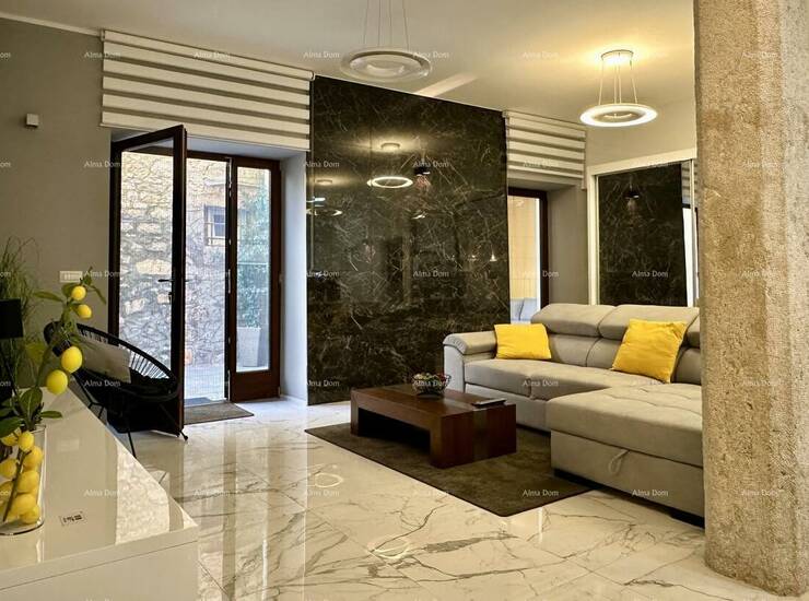 Prodaje se kuća sa 3 apartmana, Poreč. 
Stanovi na 3 etaže sa terasom u ...