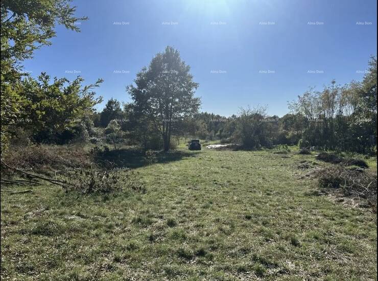 Na prodaju je građevinsko zemljište površine 1.361 m² smješteno u bliz...