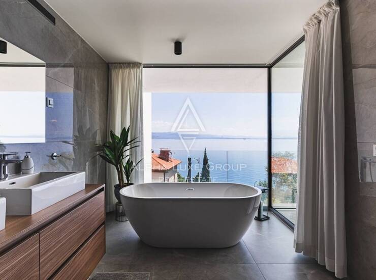OPATIJA – Luksuzni dvoetažni penthouse s direktnim liftom - PRVI RED DO MORA
