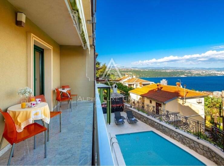 OPATIJA – Prostrana kuća s tri stana, bazenom i panoramskim pogledom na more