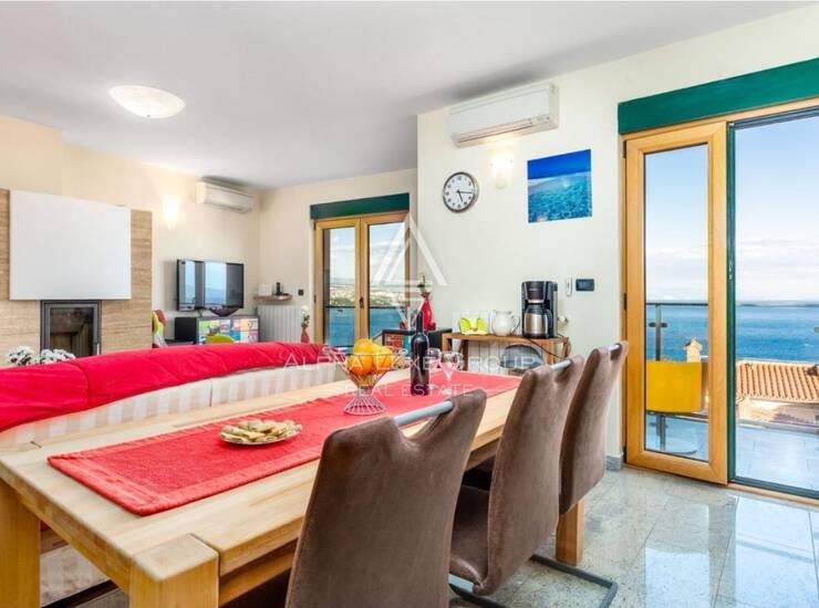 OPATIJA – Prostrana kuća s tri stana, bazenom i panoramskim pogledom na more — fotografija 6