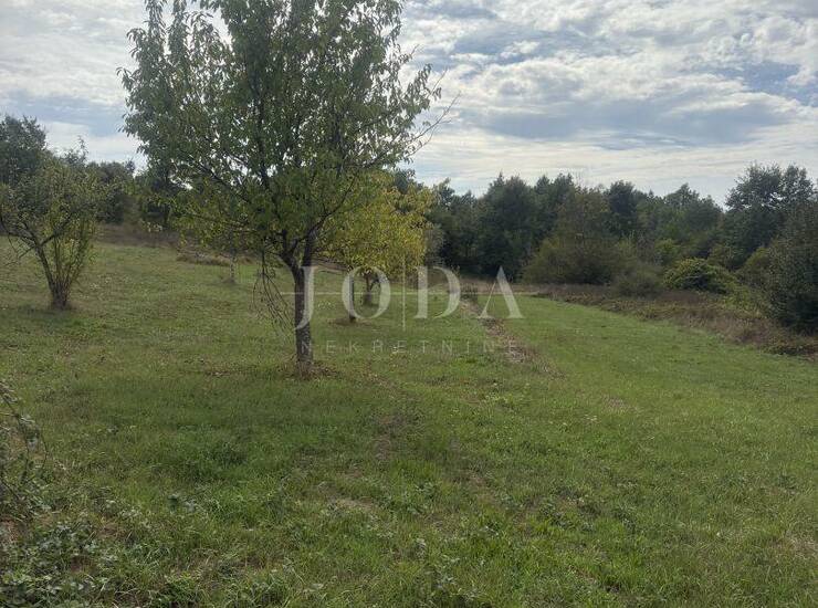 Labin, okolica, kombinacija građevinskog i poljoprivrednog zemljišta — fotografija 3