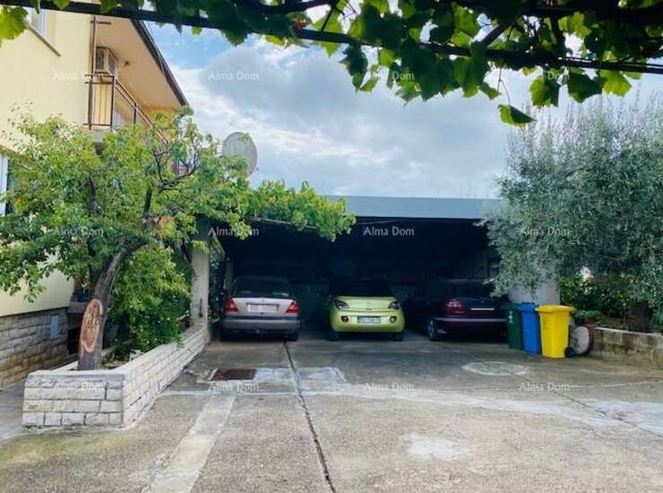 Ova prostrana kuća smještena u Puli nudi savršenu kombinaciju udobnosti ... — fotografija 3