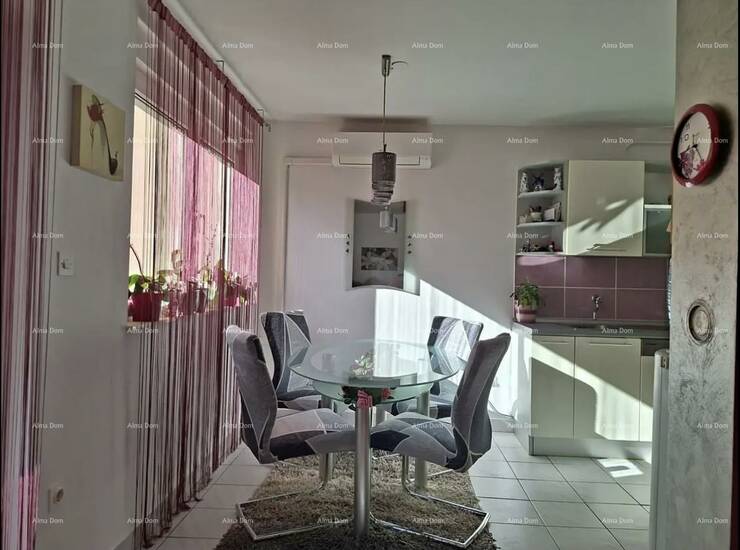 Na prodaju je renoviran i kompletno opremljen stan površine 72 m², smješ...