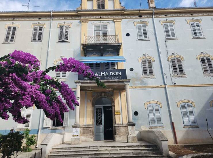 Prodajemo stan na prvom katu , austrougarske zgrade. 3 zgrade , smještene ...