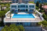 Luksuzna vila prvi red do mora ! 

Ova prekrasna vila od 1000 m2 nudi prekr...