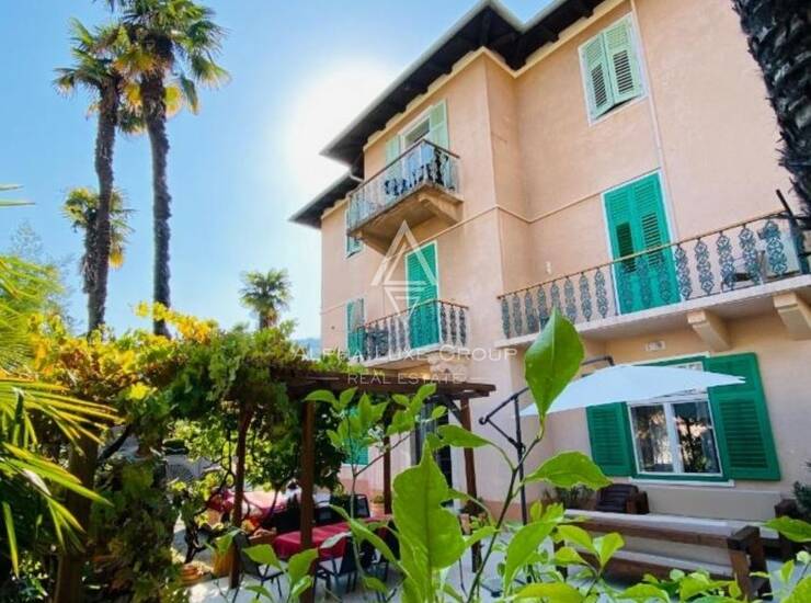 OPATIJA DVOETAŽNI STAN U VILI 100m OD MORA — fotografija 2
