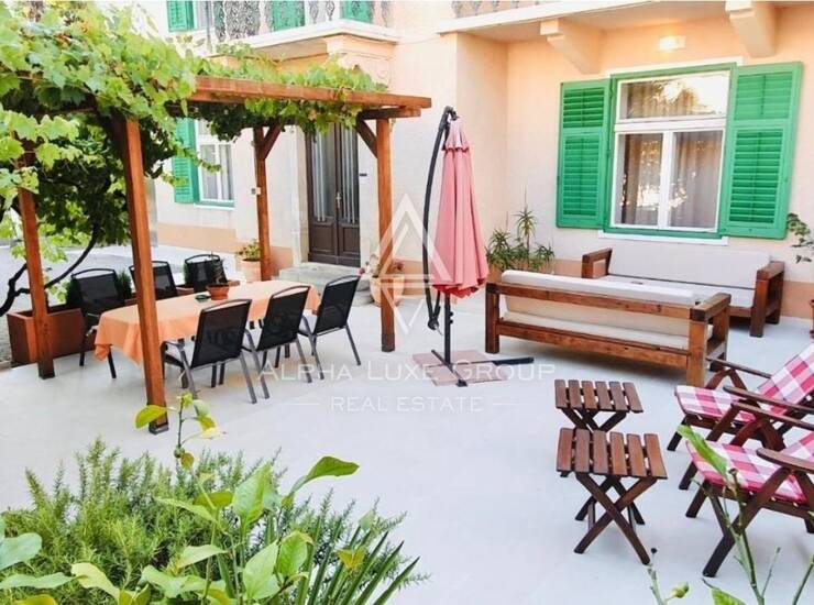 OPATIJA DVOETAŽNI STAN U VILI 100m OD MORA — fotografija 3