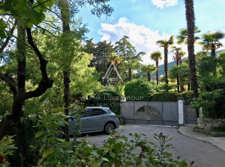 OPATIJA DVOETAŽNI STAN U VILI 100m OD MORA — fotografija 4