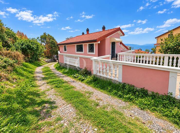 Kuća sa garažom i pomoćnim objektom — fotografija 2