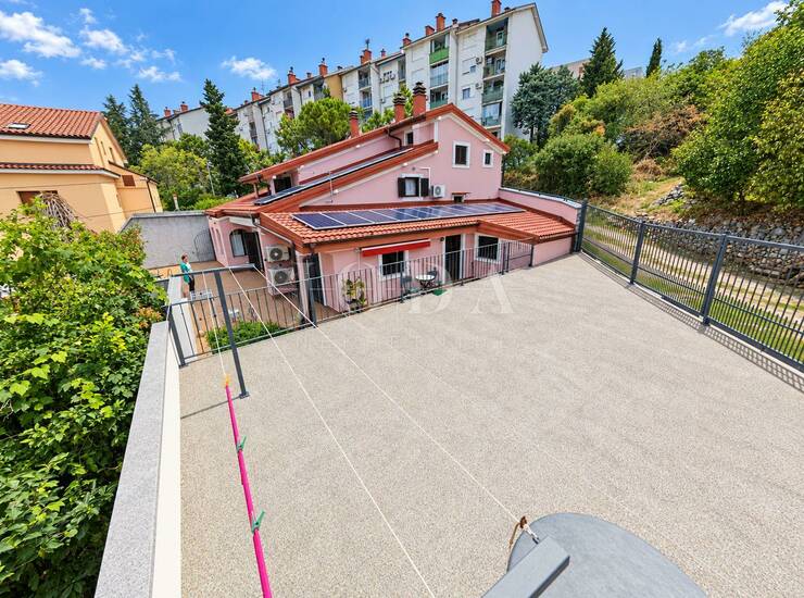 Kuća sa garažom i pomoćnim objektom — fotografija 3