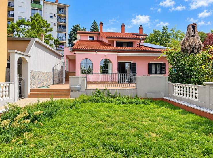 Kuća sa garažom i pomoćnim objektom — fotografija 4