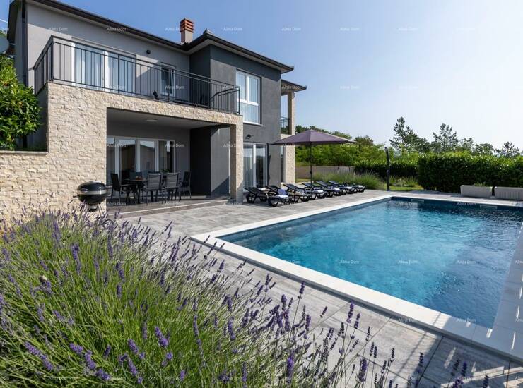 Prodaje se prekrasna villa s vanjskim bazenom, smještena u mirnom okružen...