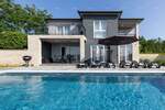 Prodaje se prekrasna villa s vanjskim bazenom, smještena u mirnom okružen... — fotografija 2