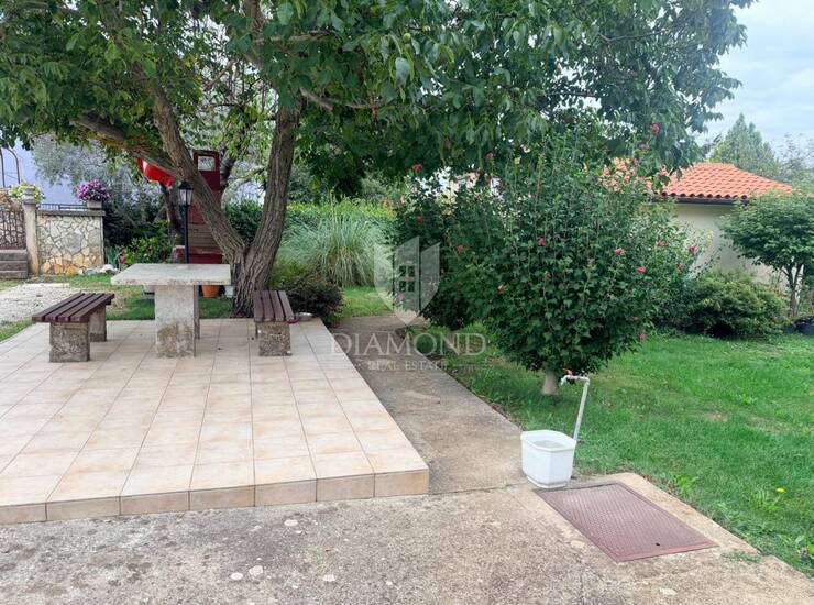 Labin, trosobni stan sa vrtom i garažom — fotografija 6