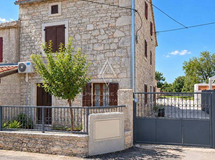 Istra, Sveti Lovreč : Kamena kuća s građevinskim zemljištem