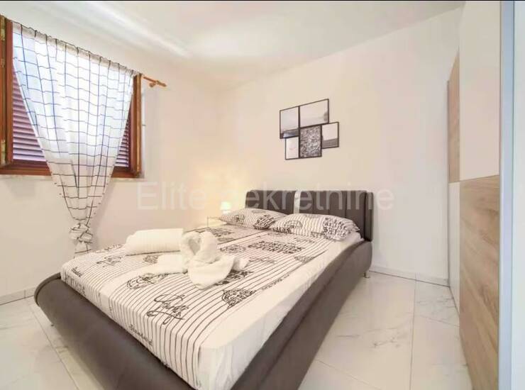 OTOK KRK, NJIVICE! Luksuzni dvoetažni apartman 150 m² 1. red do mora