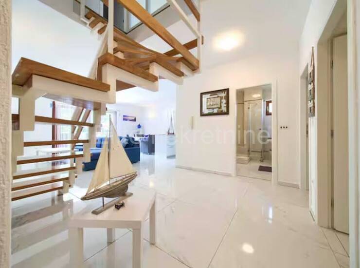 OTOK KRK, NJIVICE! Luksuzni dvoetažni apartman 150 m² 1. red do mora — fotografija 2