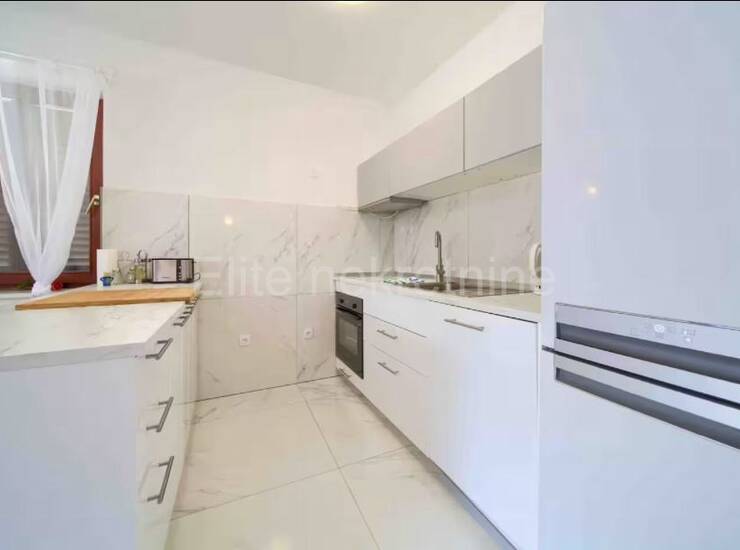OTOK KRK, NJIVICE! Luksuzni dvoetažni apartman 150 m² 1. red do mora — fotografija 3