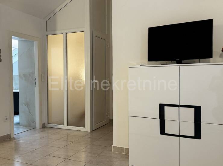 OTOK KRK, NJIVICE! Luksuzni dvoetažni apartman 150 m² 1. red do mora — fotografija 4