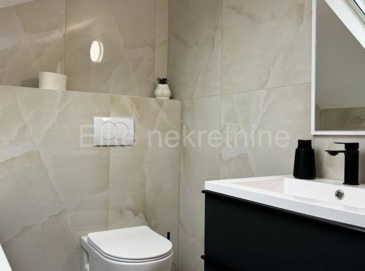 OTOK KRK, NJIVICE! Luksuzni dvoetažni apartman 150 m² 1. red do mora — fotografija 7