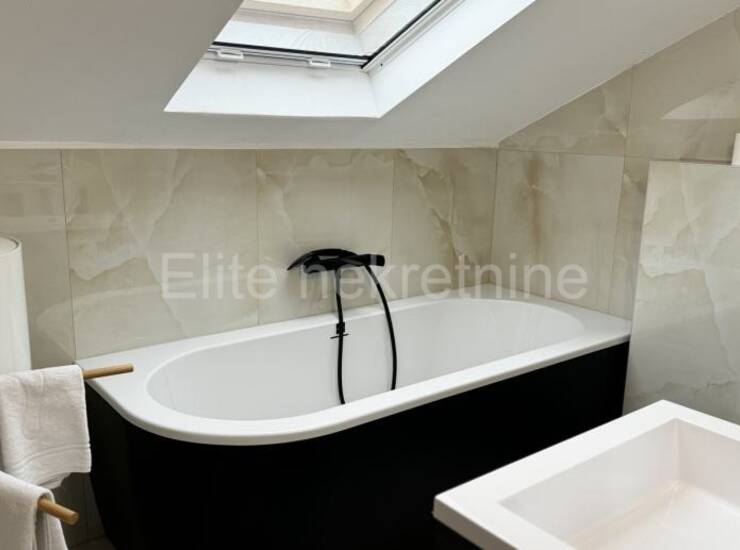OTOK KRK, NJIVICE! Luksuzni dvoetažni apartman 150 m² 1. red do mora — fotografija 8