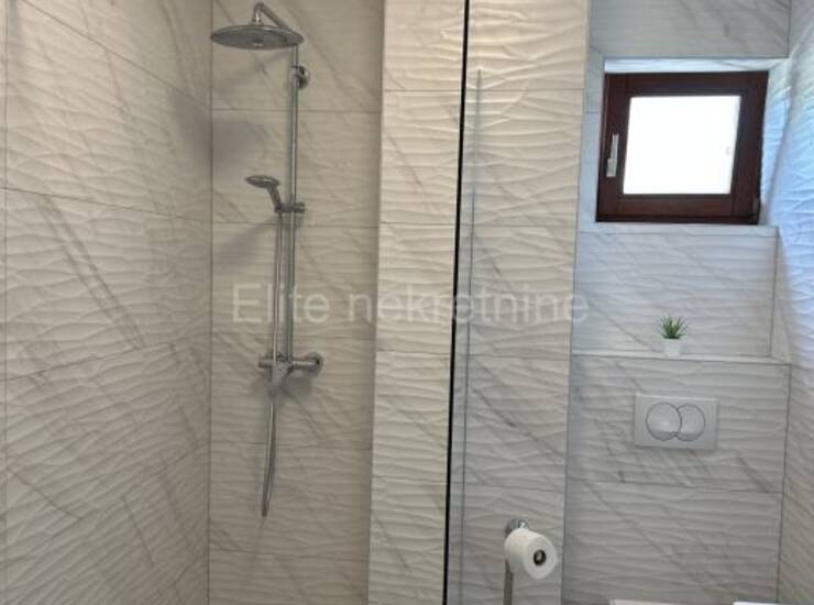 OTOK KRK, NJIVICE! Luksuzni dvoetažni apartman 150 m² 1. red do mora — fotografija 9