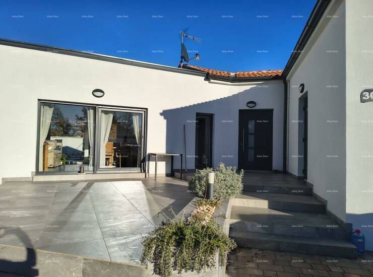 U ponudi je samostojeća prizemnica s bazenom koja se sastoji od ulaznog ho...