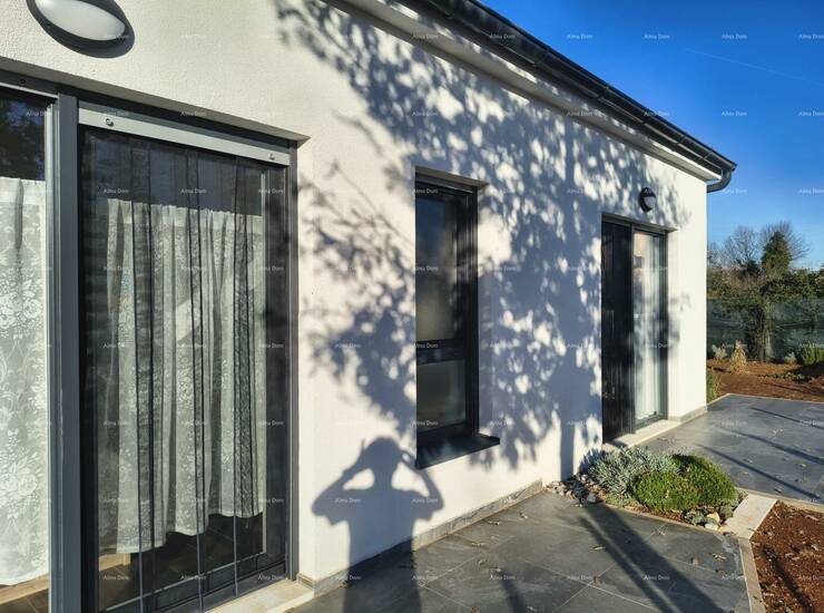 U ponudi je samostojeća prizemnica s bazenom koja se sastoji od ulaznog ho... — fotografija 4
