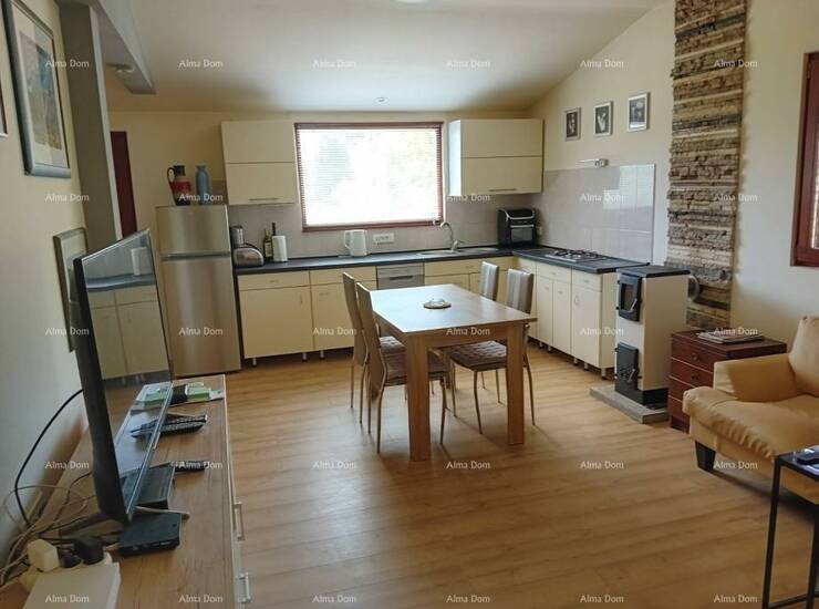 Prodaje se renovirana kuća površine 76 m², smještena na mirnoj i privat... — fotografija 2