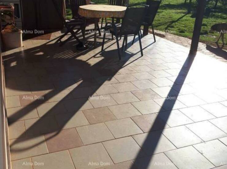 Prodaje se renovirana kuća površine 76 m², smještena na mirnoj i privat... — fotografija 6