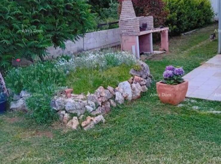 Prodaje se renovirana kuća površine 76 m², smještena na mirnoj i privat... — fotografija 8
