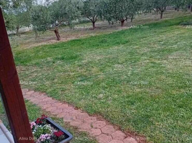 Prodaje se renovirana kuća površine 76 m², smještena na mirnoj i privat... — fotografija 9