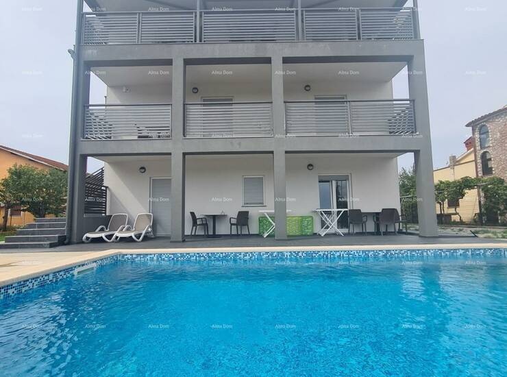 Pula! Kuća s bazenom!
U ponudi se nalazi velika kuća od cca 400 m2 stambe... — fotografija 2
