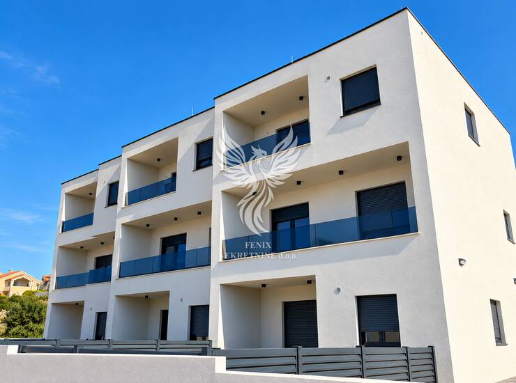 VODICE, NOVOGRADNJA, PREDIVAN 3S+DB STAN S VRTOM — fotografija 3