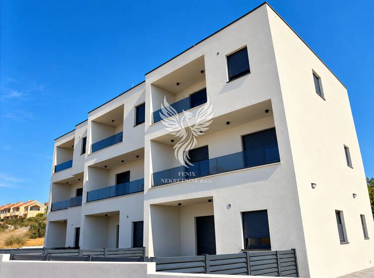 VODICE, NOVOGRADNJA, PREDIVAN 3S+DB STAN S VRTOM — fotografija 4