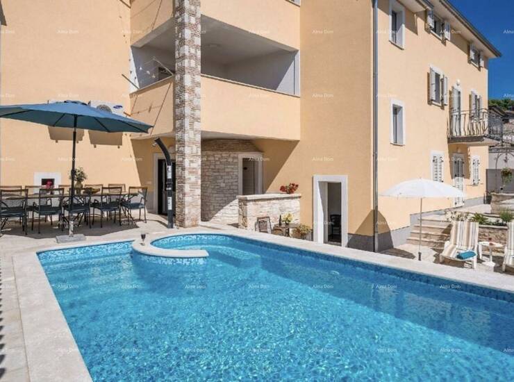 Prodaje se prekrasna vila sa bazenom u Vodnjanu. Vila površine 300 m2, sas...