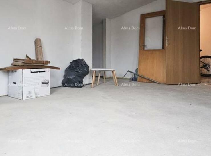 U ponudi je prostran stan u visokom potkrovlju manje stambene zgrade s ukup... — fotografija 2