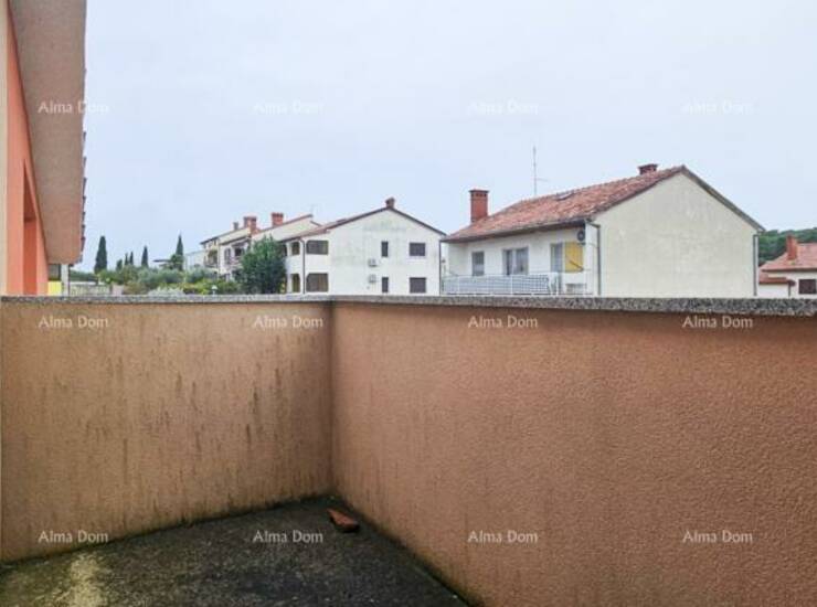 U ponudi je prostran stan u visokom potkrovlju manje stambene zgrade s ukup... — fotografija 6