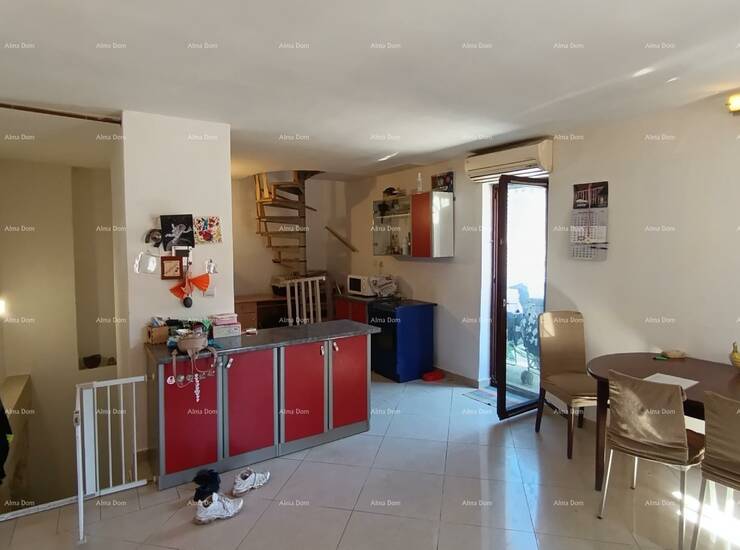 Prodaje se stan u Puli površine 80 m², smješten u kući na dvije etaže.... — fotografija 2