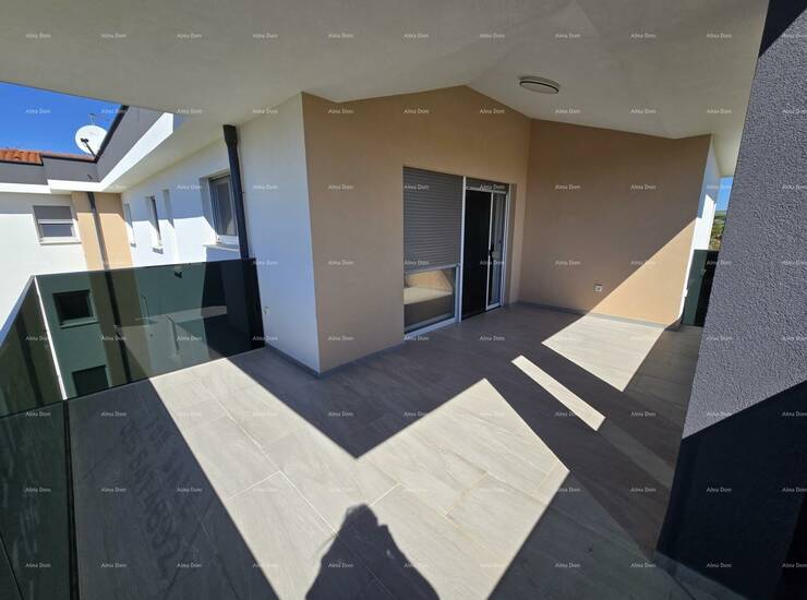 U ponudi je stan na 2. katu novogradnje koja se nalazi nedaleko od centra F...