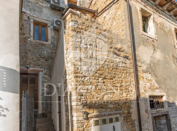 Buje, centar, kamena kuća sa 4 stana — fotografija 4